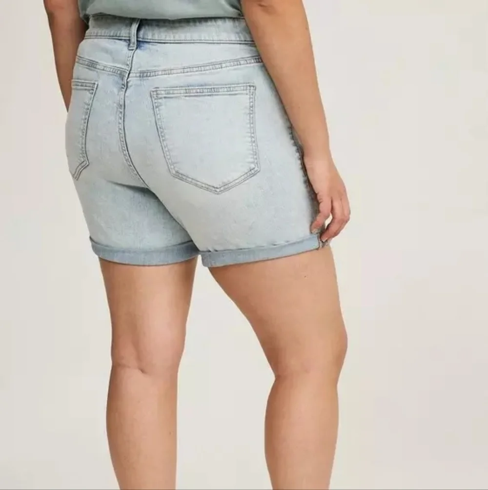 Torrid 5" Denim Shorts Sz 14 Vintage Stretch Light Wash High Rise - Picture 3 of 8